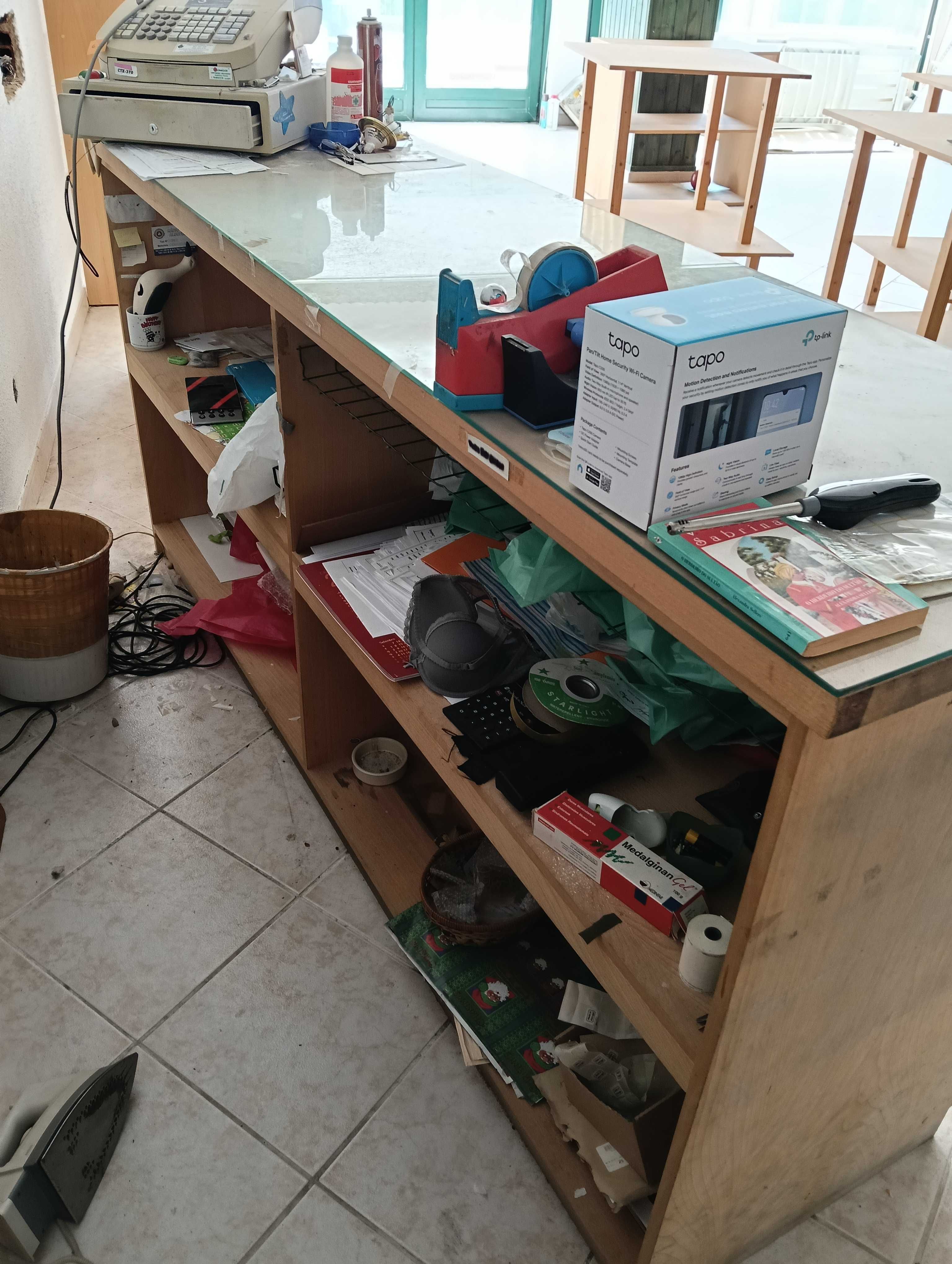 Várias mesas e prateleiras expositoras para loja ou armazém.