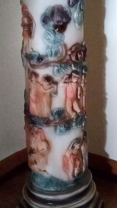 Coluna neoclássica em louça decorativa