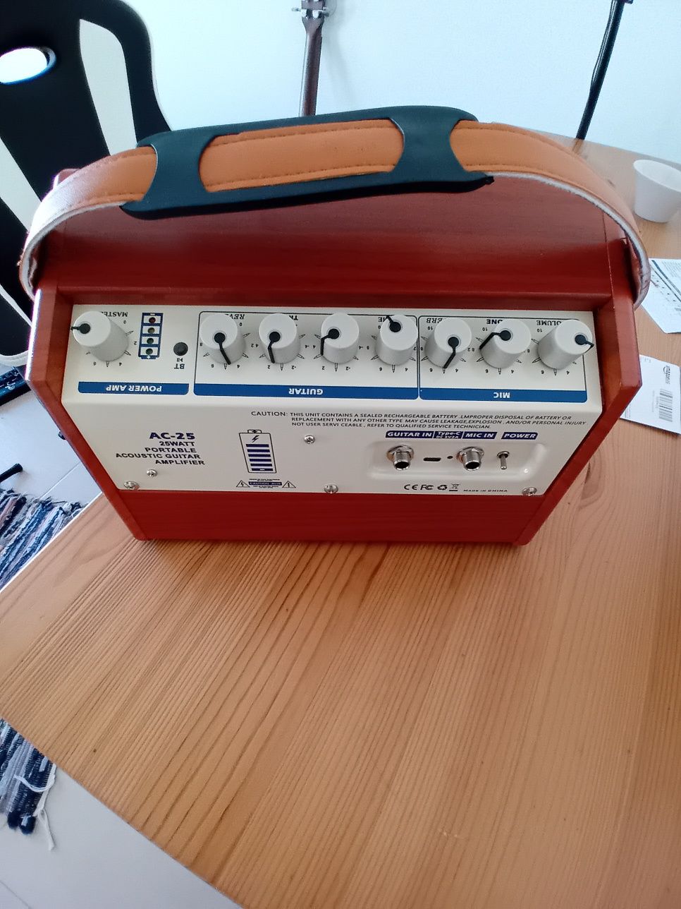 Amplificador a bateria com dois canais e efeitos