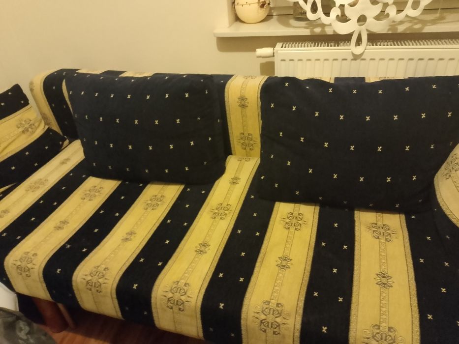 Komplet wypoczynkowy kanapa,pufy +stolik