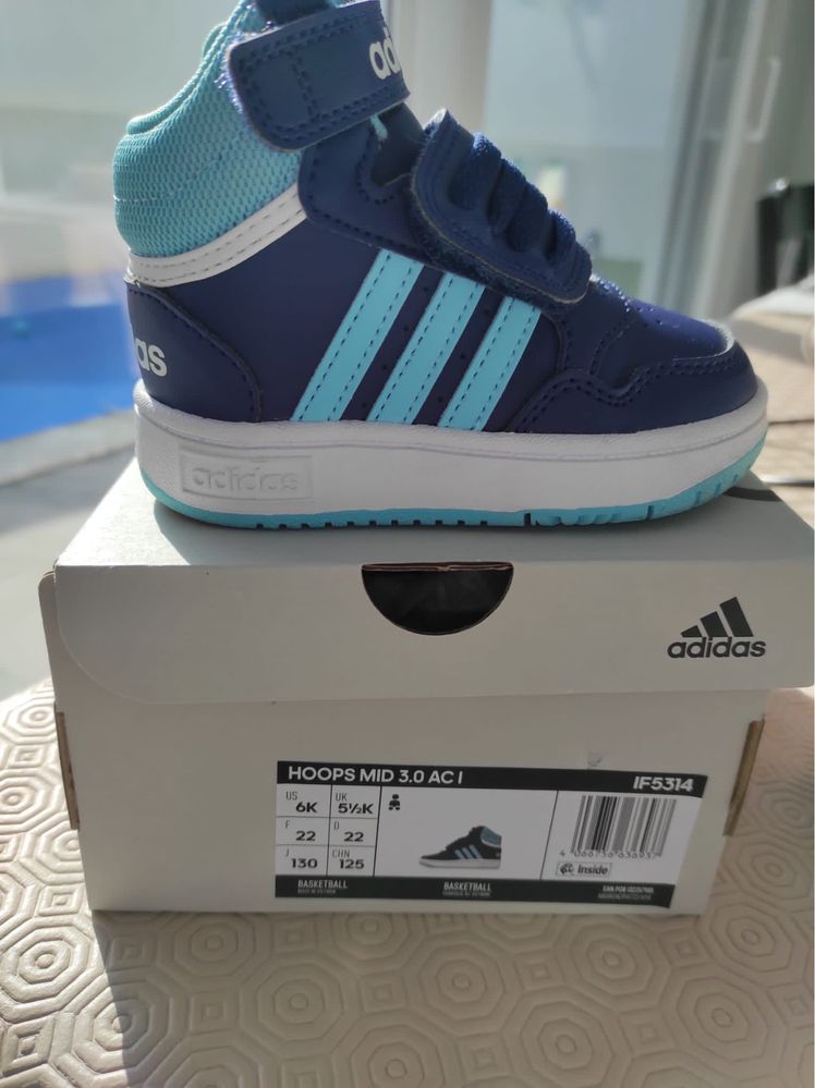 Tenis Adidas tamanho 22