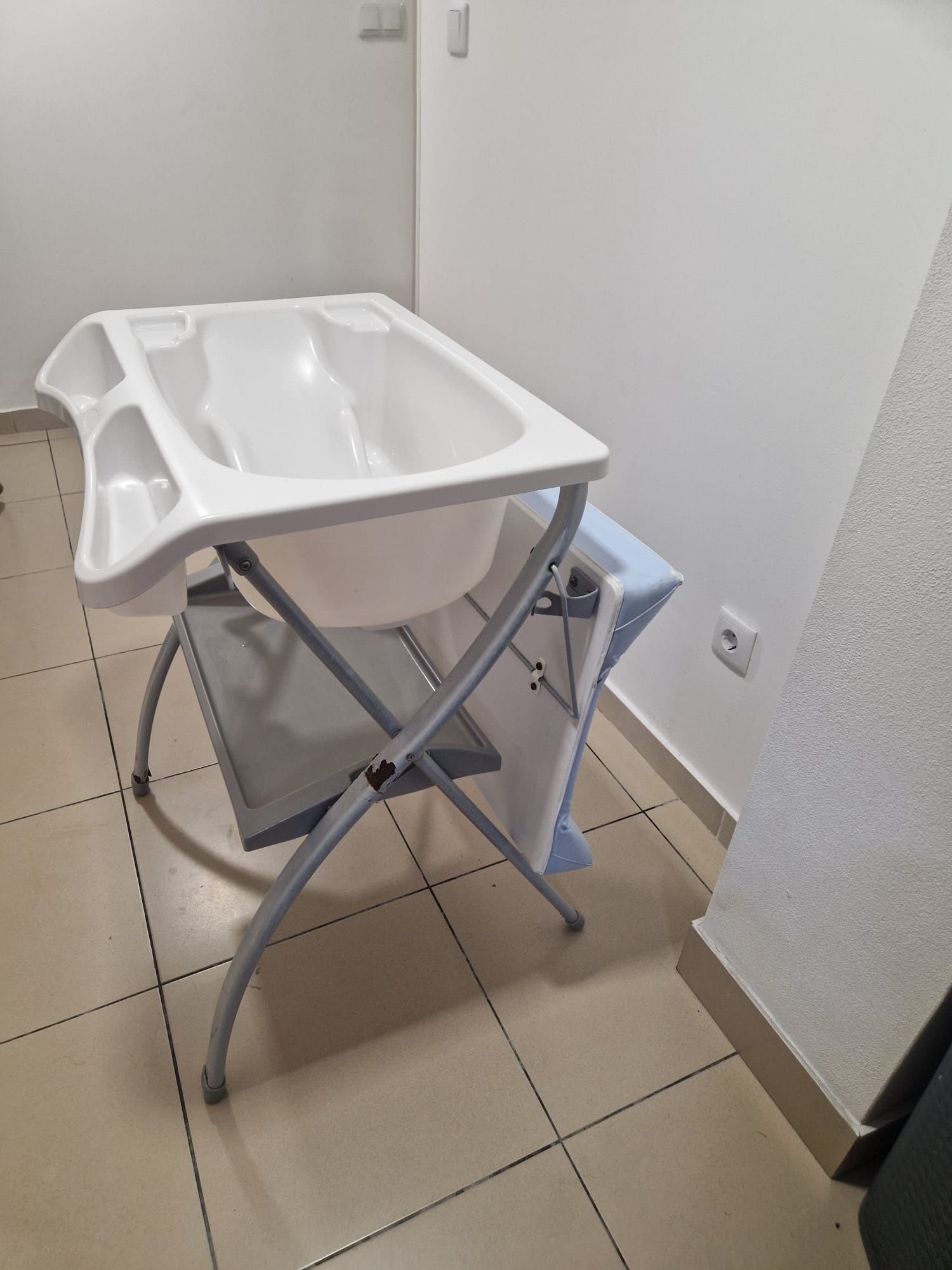 Mesa de Mudança e Banheira para Bebé Usada