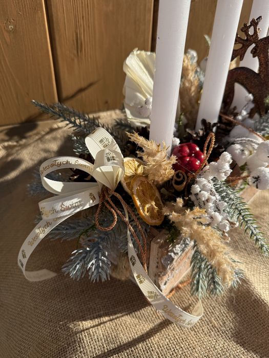 Stroik świąteczny ze świecami