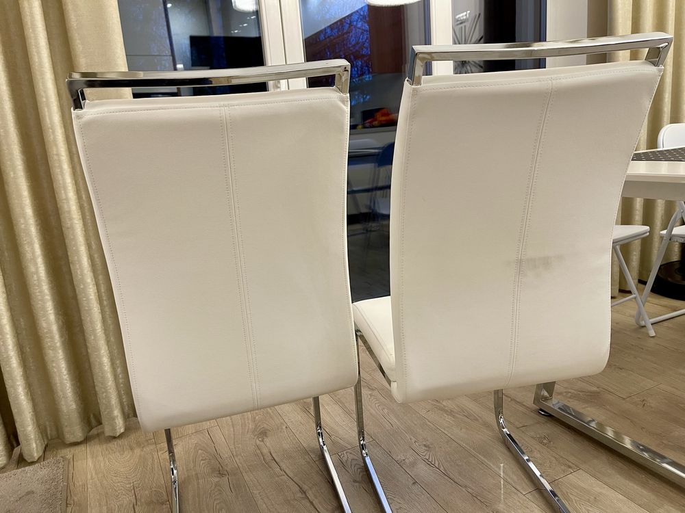 Dwa krzesła do jadalni