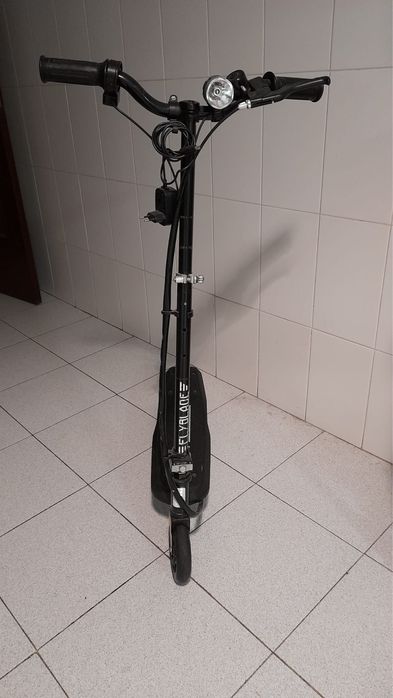 Trotinete elétrica Flyblade — em ótimo estado (com carregador)