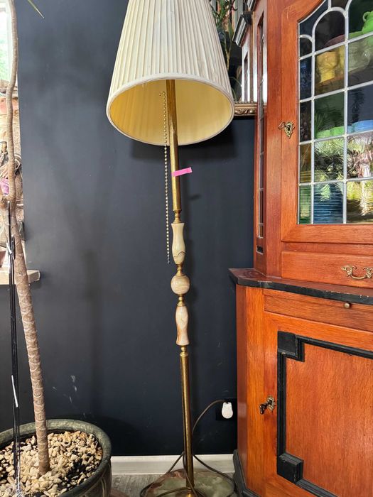 Lampa stojąca z alabastrem