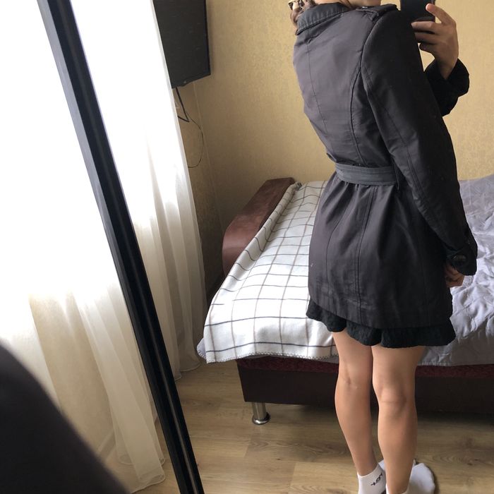 Ідеальний чорний плащ на осінь