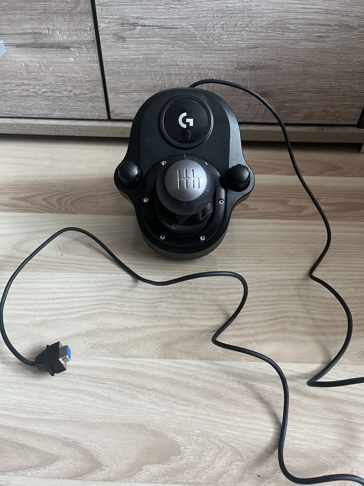 Logitech g29.     Joystick thrustmaster hotas X