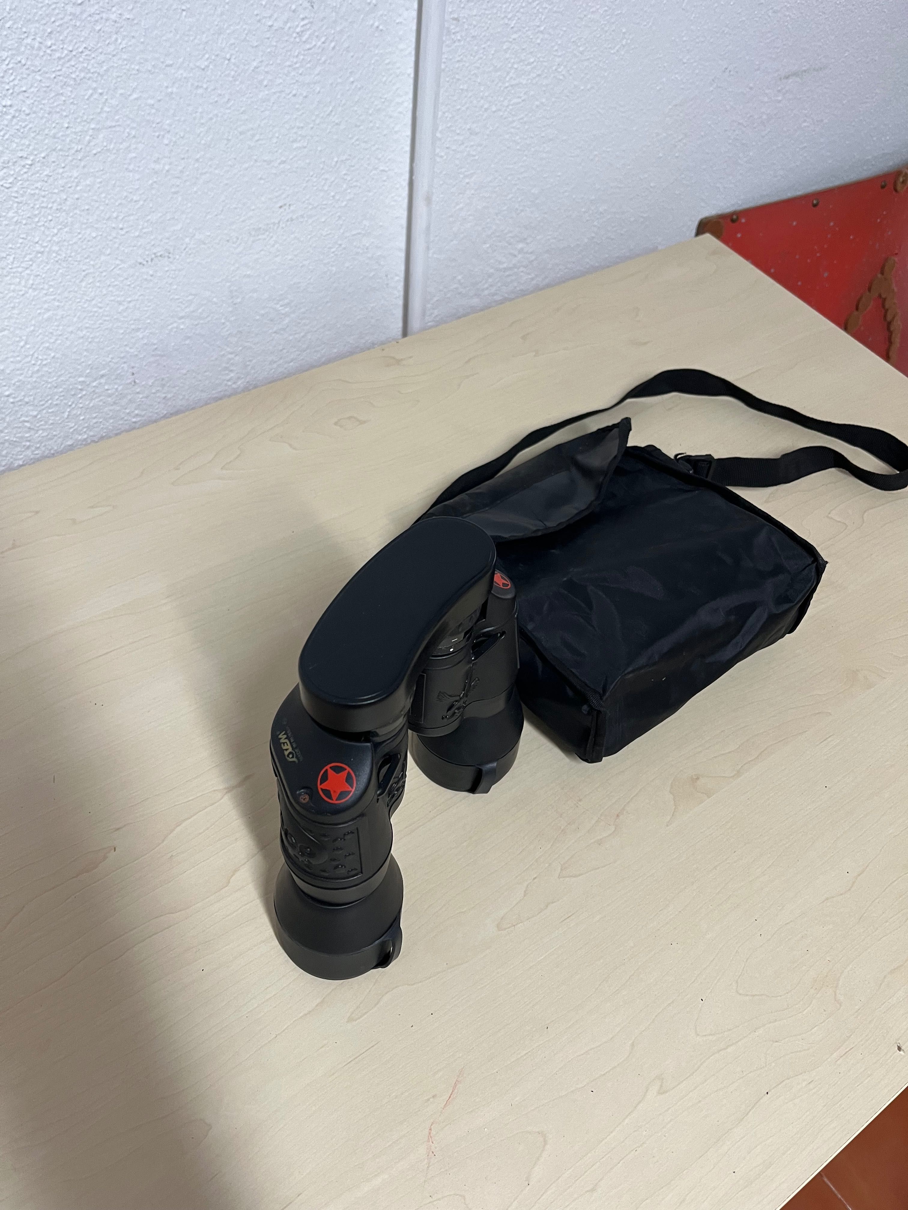Vendo binóculos de mão