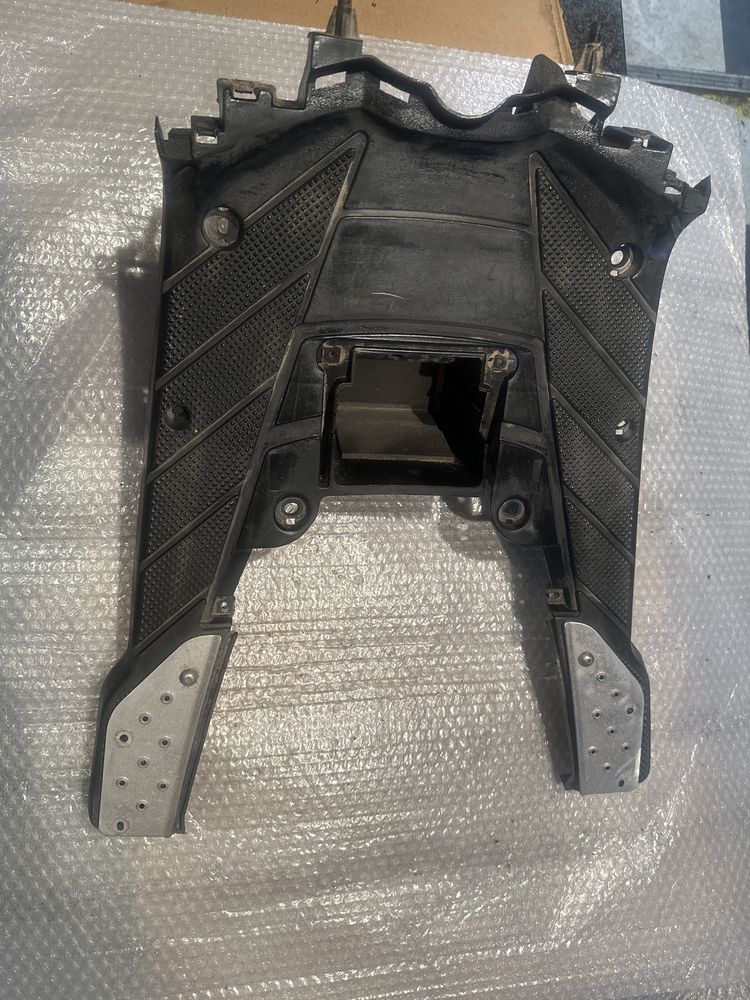 Podłoga Yamaha Zuma YW50 Osłona Dolna Mocowanie Plastik V135