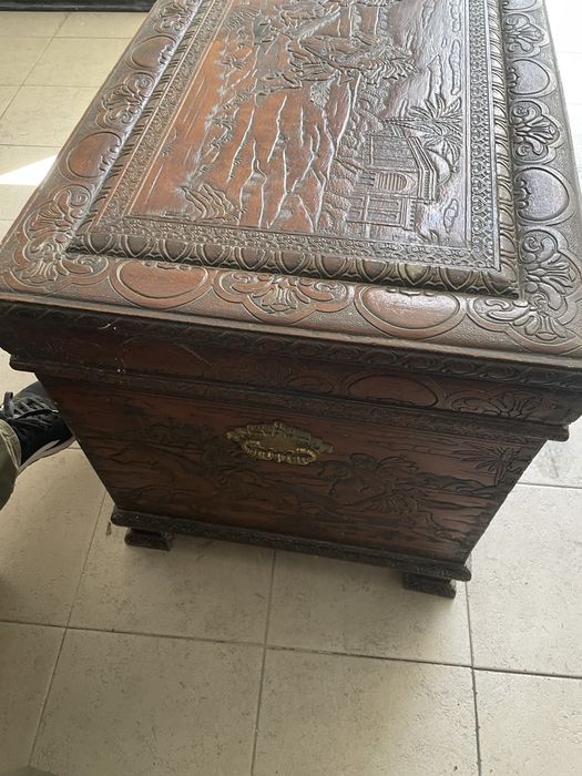 Bau em madeira antigo