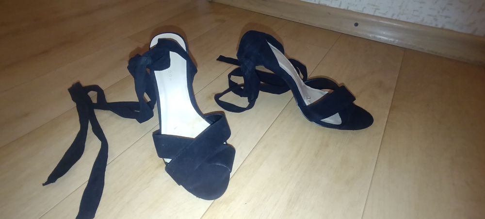 Босоніжки 36 р чорні  New looc