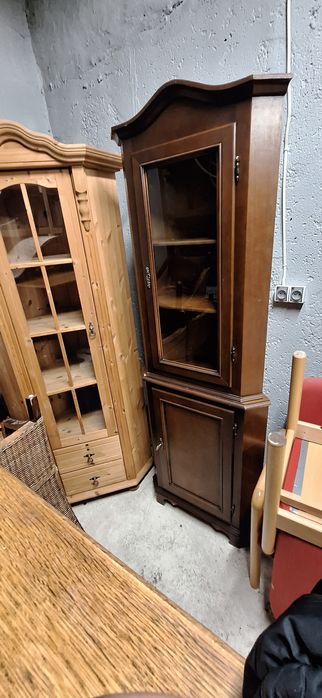 Szafa narożna witryna