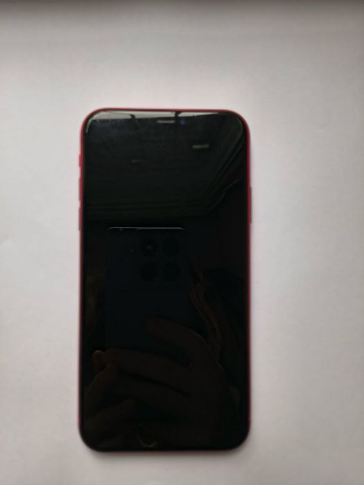 Айфон 11 червоного кольору