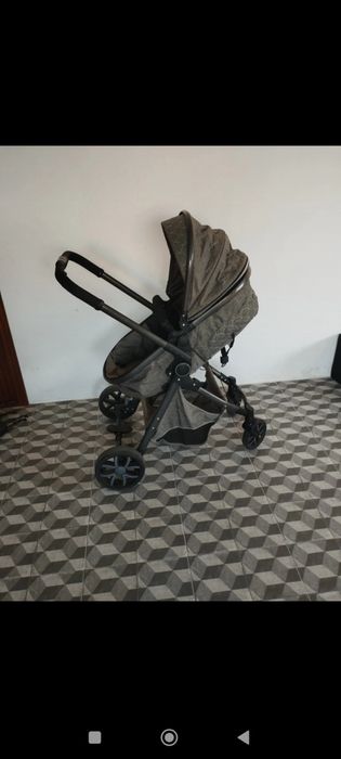 Carro de bebe com ovo e acessórios