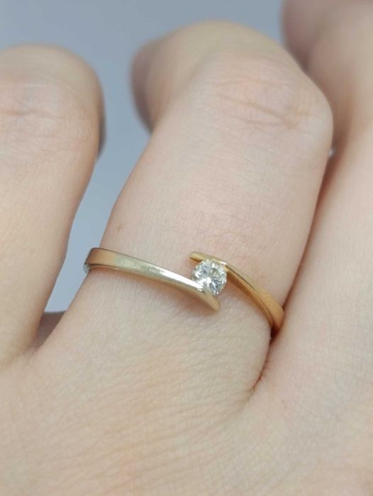 Золота каблучка з діамантом