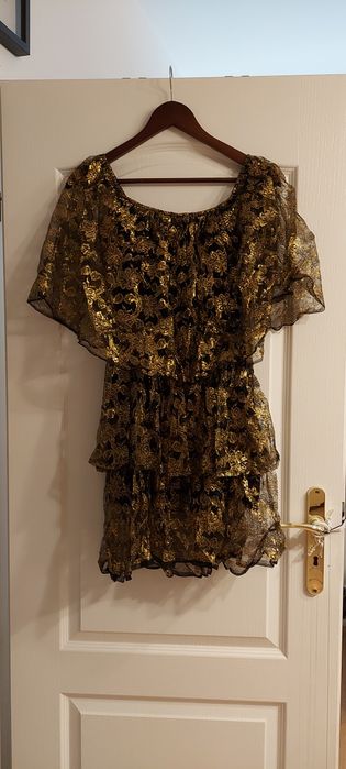 Sukienka sylwestrowa z koronki.