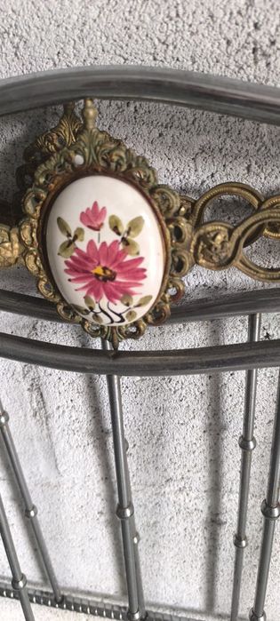 Cama de solteiro vintage estrutura metálica, com motivos cerâmicos