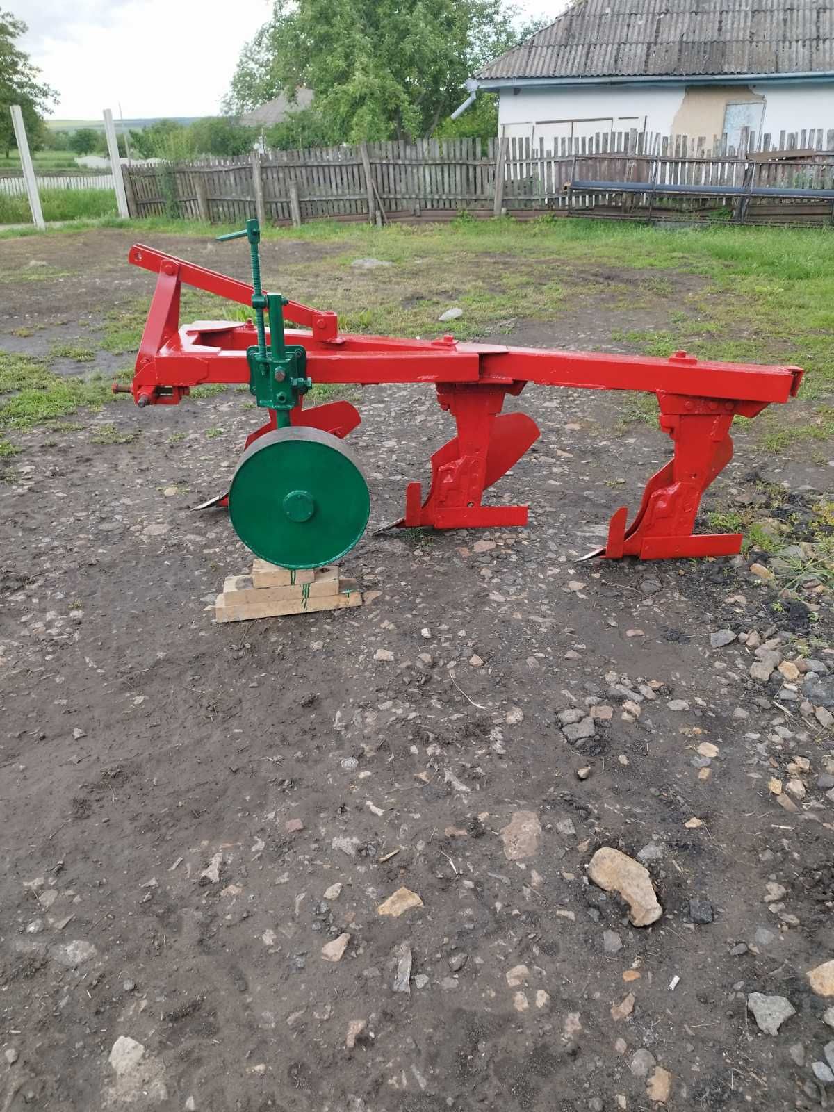 Продам плуг ПЛН 3-35