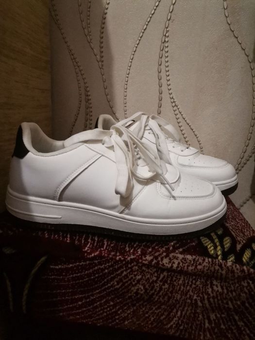 Продам кросівки жіночі