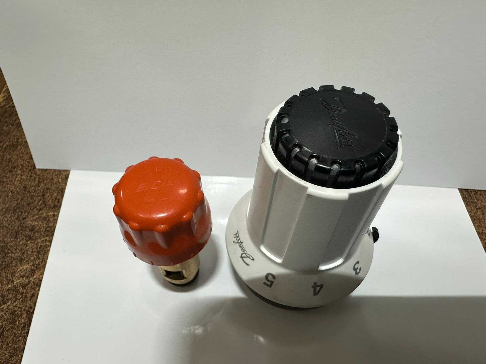 Термостатична головка Danfoss + клапан  E.C.A. 1/2 3A 044 комплект