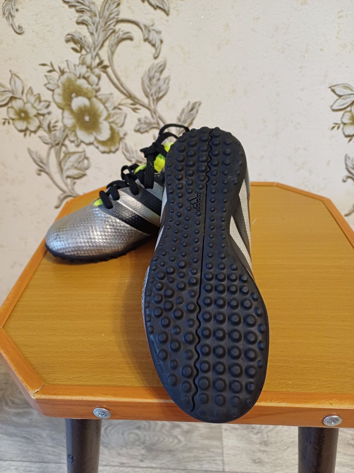 Продам сороконіжки adidas