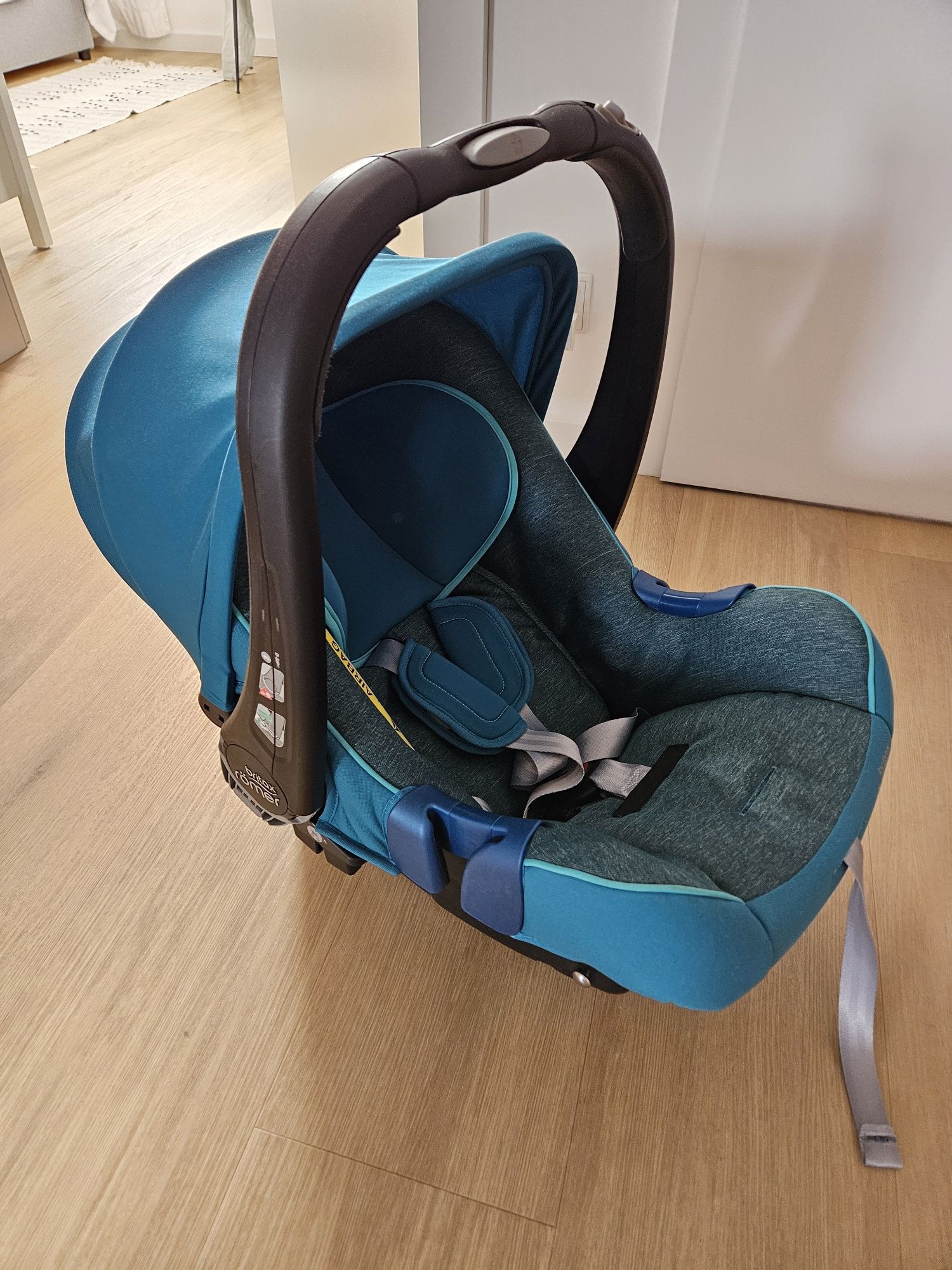 Fotelik nosidełko z bazą Britax Romer Baby Safe Plus SHR II turkusowy