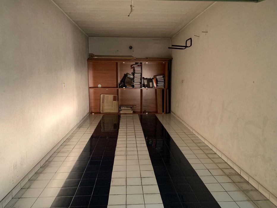 Aluga-se Garagem Box