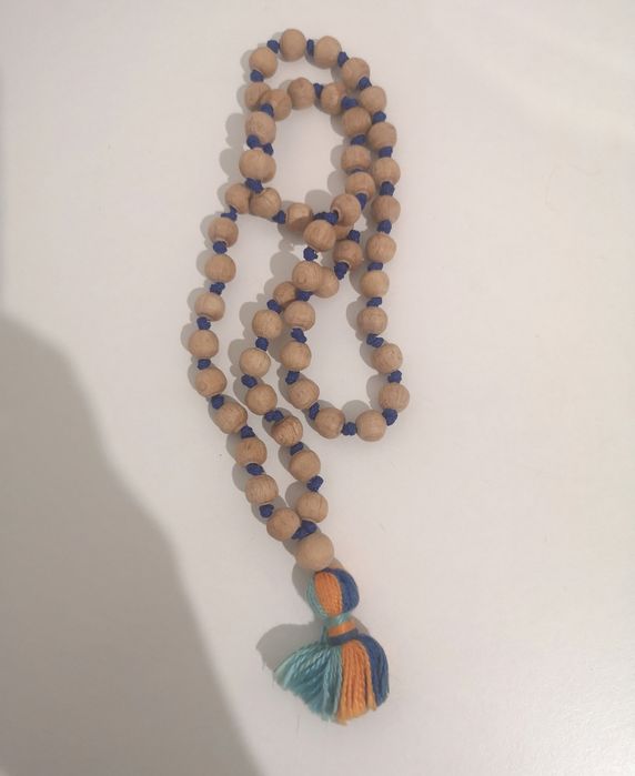 Colar prateado e mala ou colar de contas