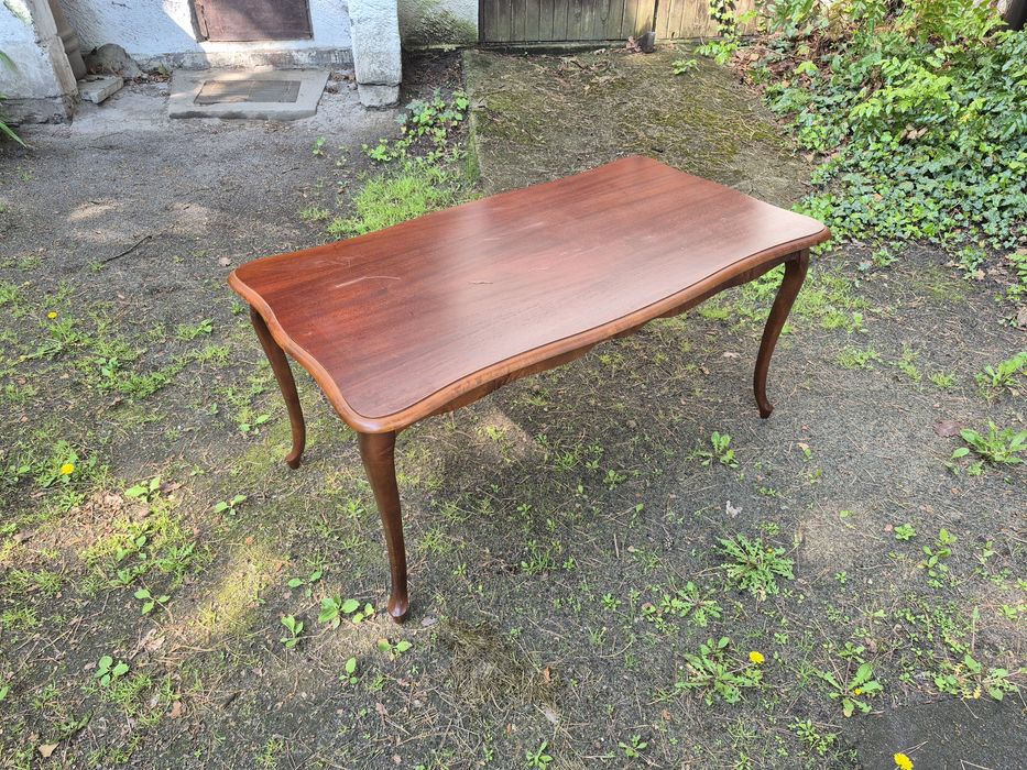 Elegancki drewniany stolik