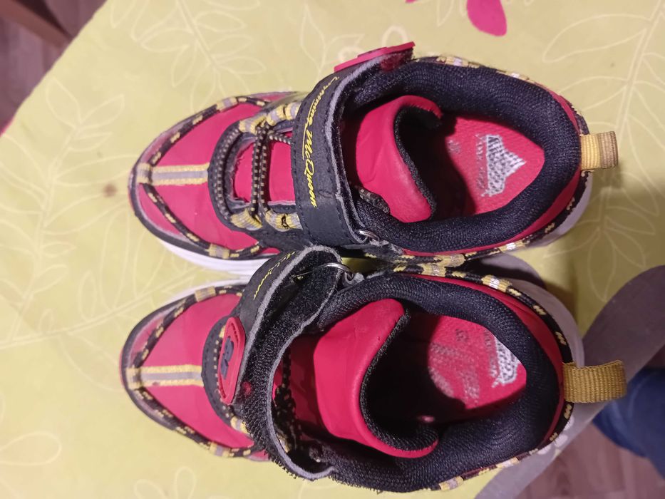 buty dziecięce 27 sportowe na wiosnę świecące zygzak mcqueen czerwone