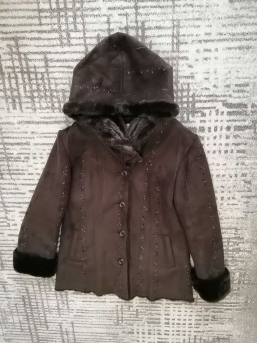 Sprzedam lekki damski kożuszek z kapturem koloru brązowego