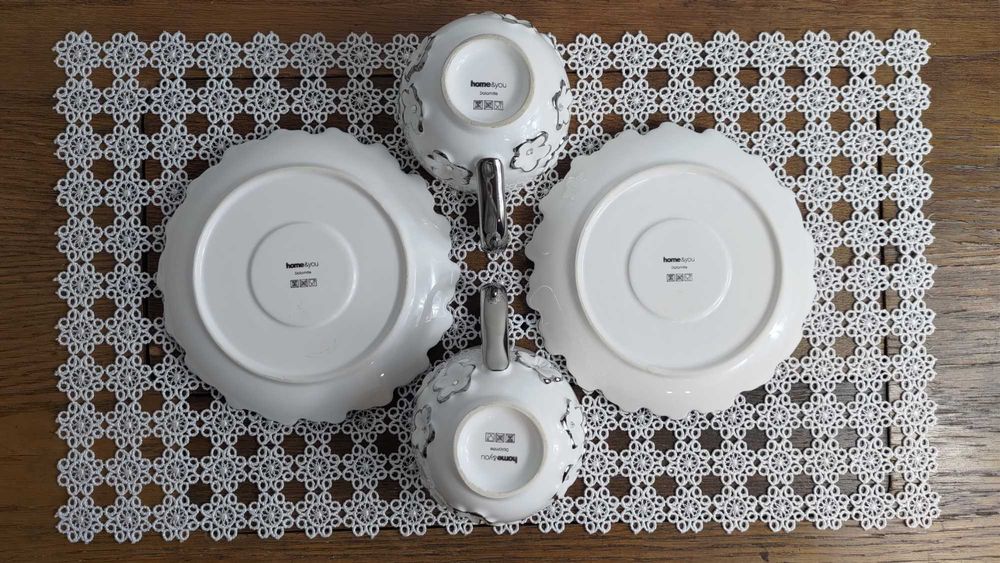 Komplet dwóch białych filiżanek z podstawkami home&you