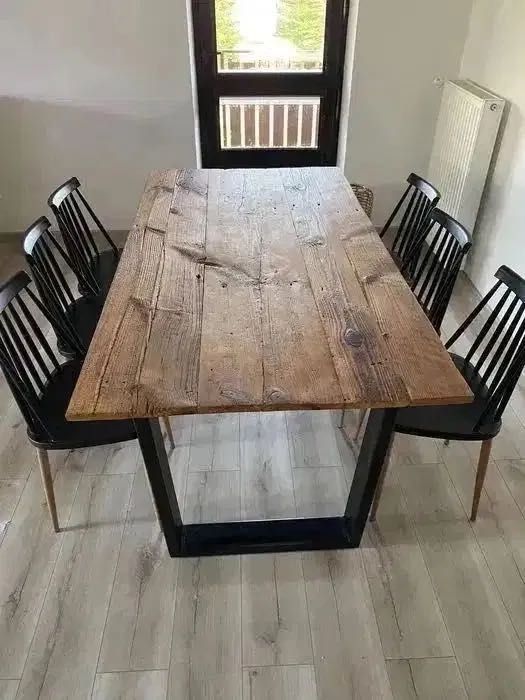 Stół drewniany na metalowych nogach
