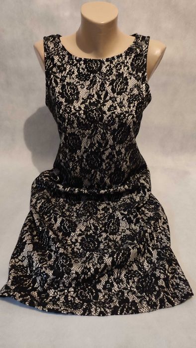 Sukienka krótka bez rękawów koronkowa dopasowana rozmiar 16 koronka