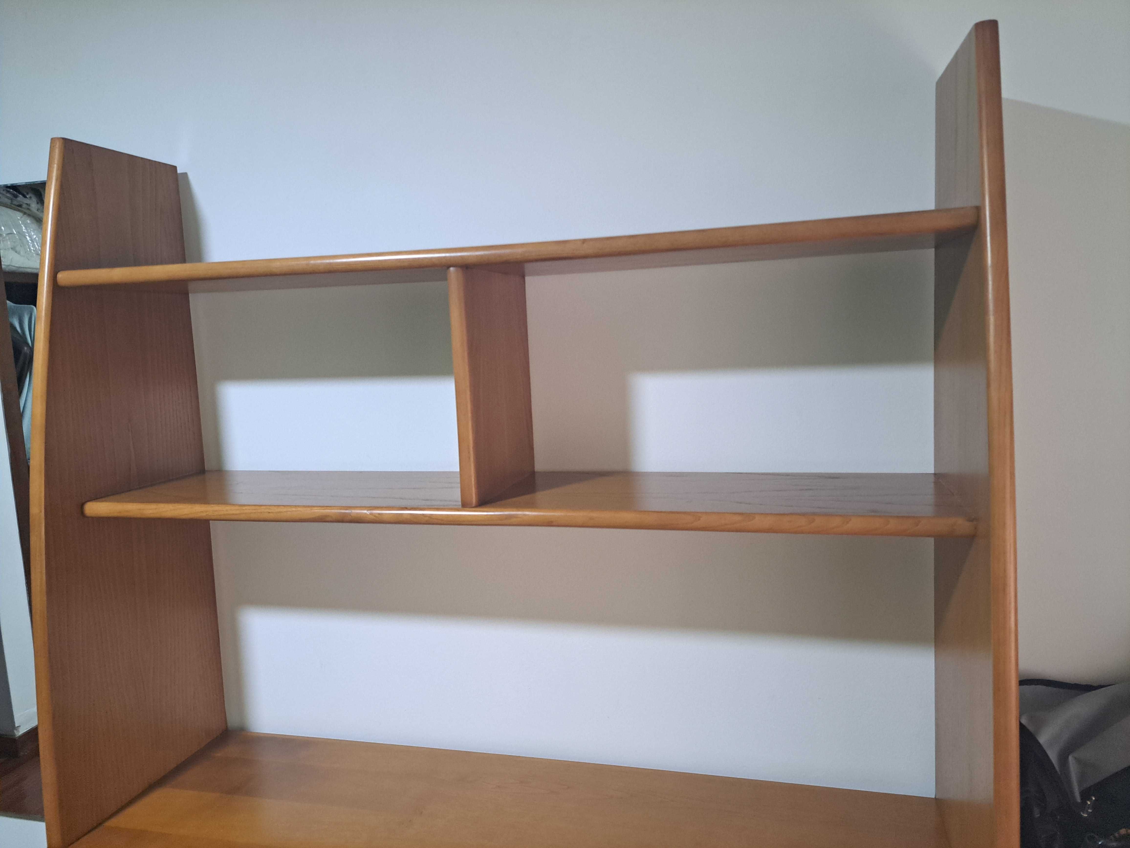 Móvel de quarto com cadeira e mesa