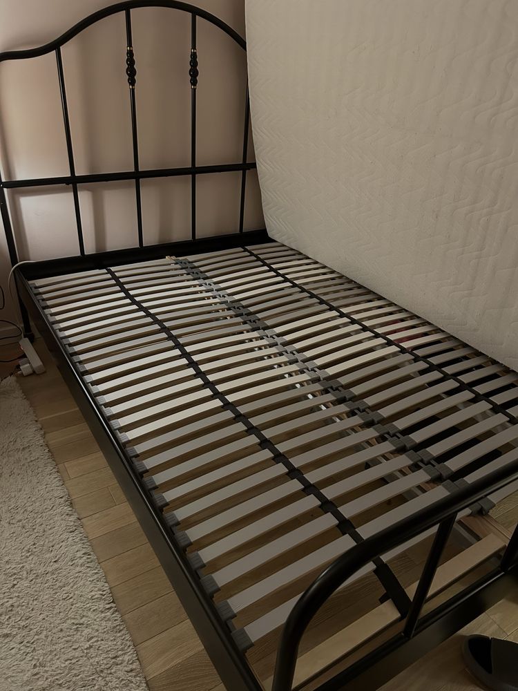 Czarne metalowe łóżko ikea sagstua 140x200 dodatkowo materac