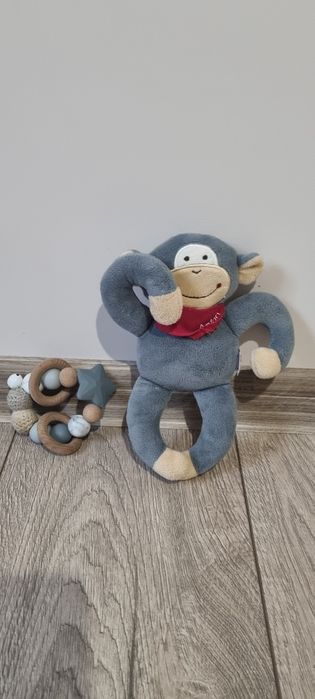 Drewniany gryzak i pluszowa grzechotka