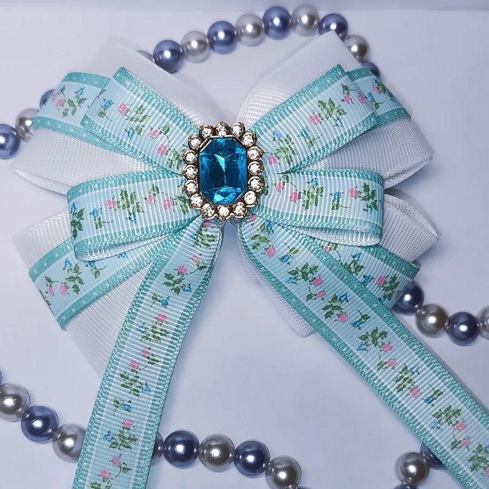 Заколки для волосся - бантики для принцеси. Є багато видів