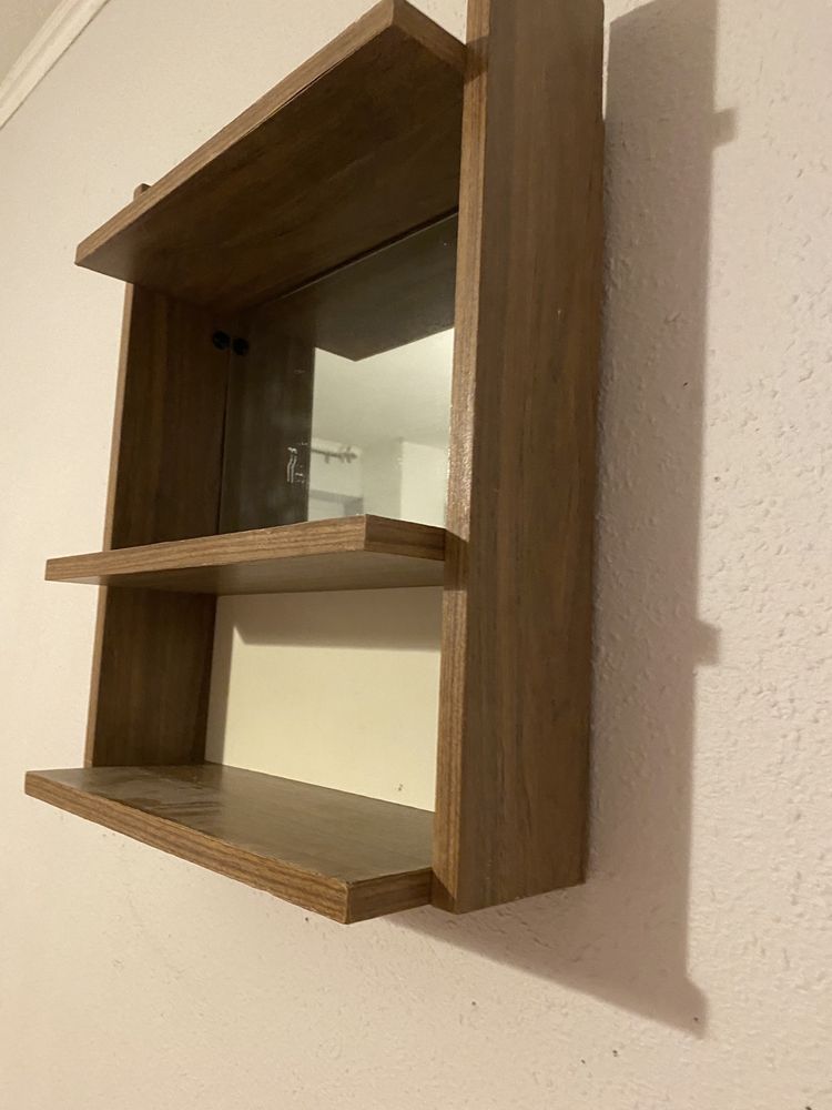 półka szafka naścienna stojąca z lustrem