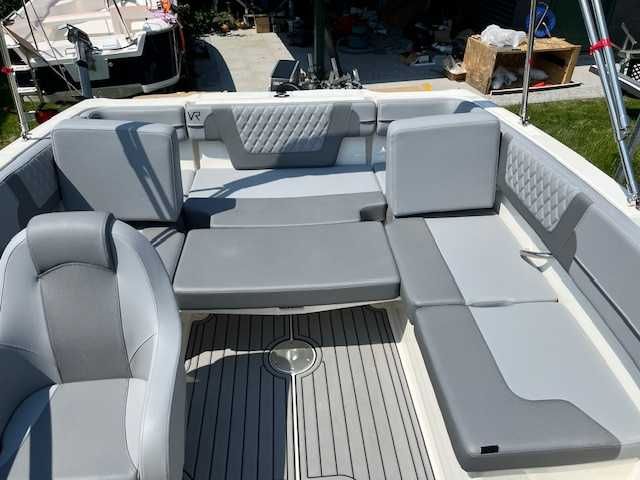 Bayliner VR4 Bow Deck, wersja elektryczna.