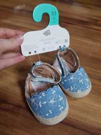 Błękitne sandały dla dziecka 0-3 miesięcy sandałki w kwiaty Primark