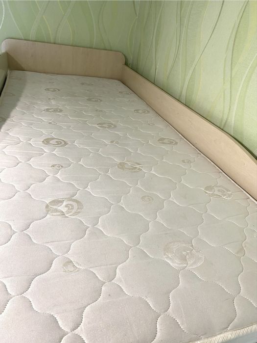 Дитяче ліжко-горище зі столом, поличкою, шафою та матрацом