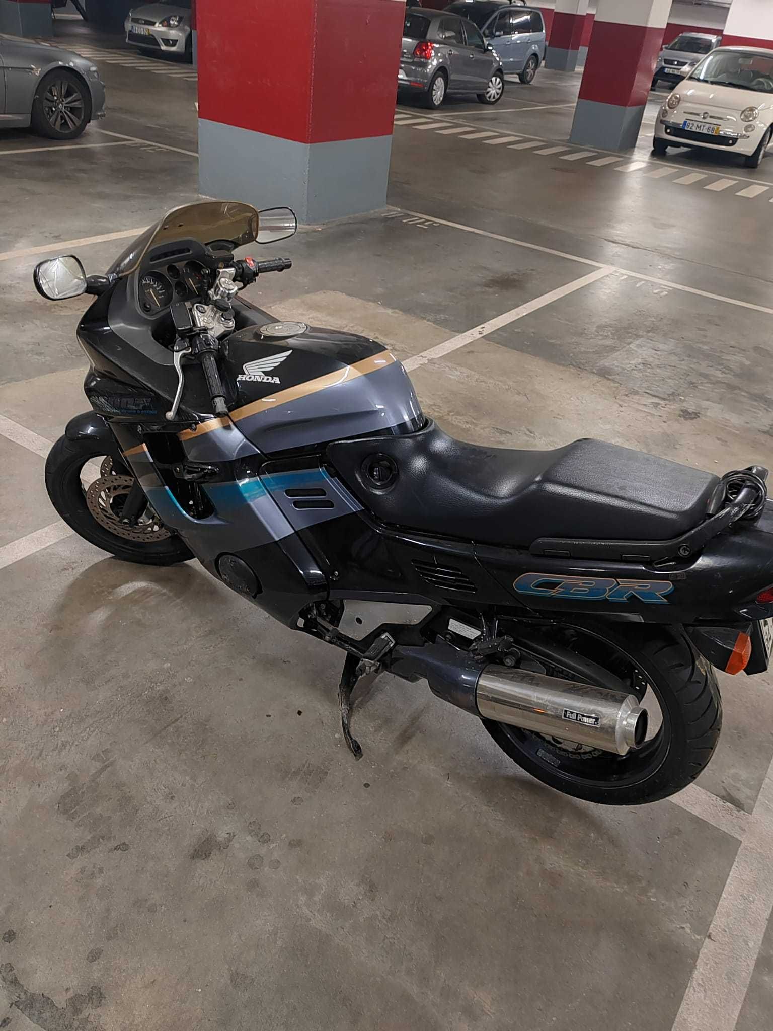 Mota CBR 1000F com 65000 kms