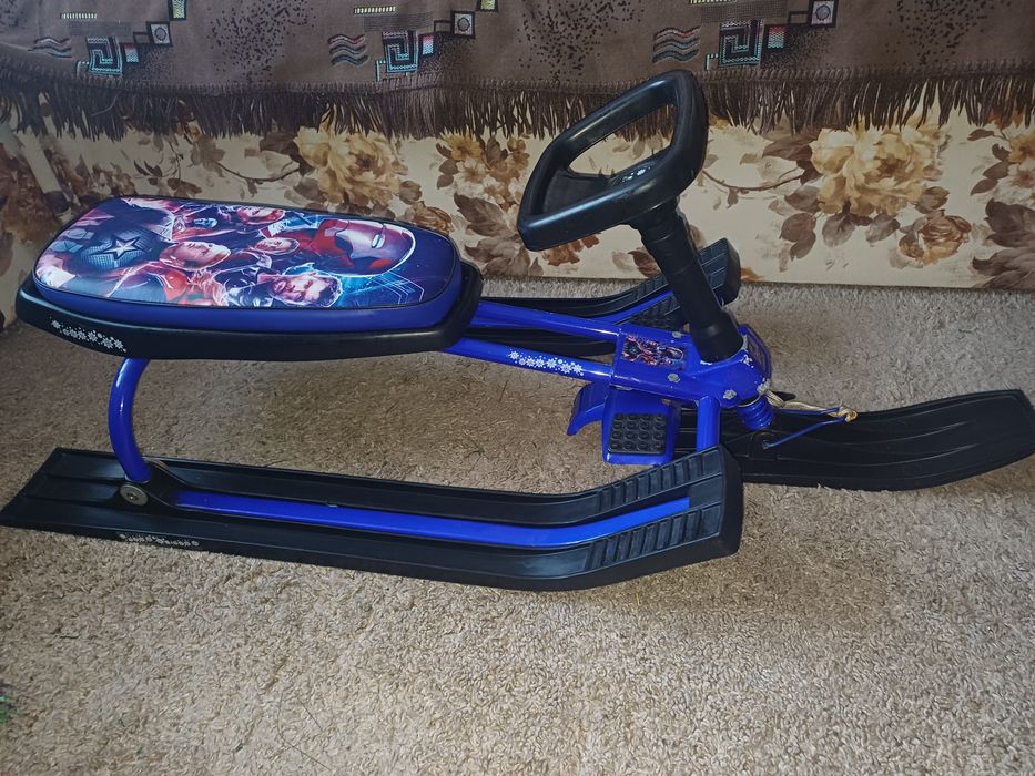 Дитячий снігокат з кермом, м'яке сидіння,