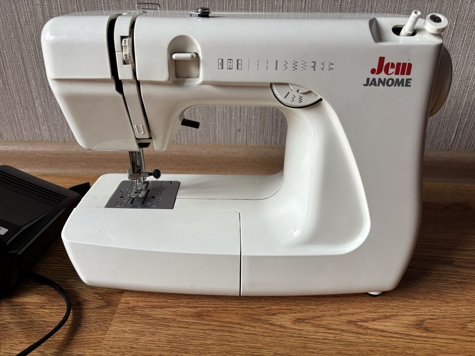 Компактна швейна машинка Janome Jem.