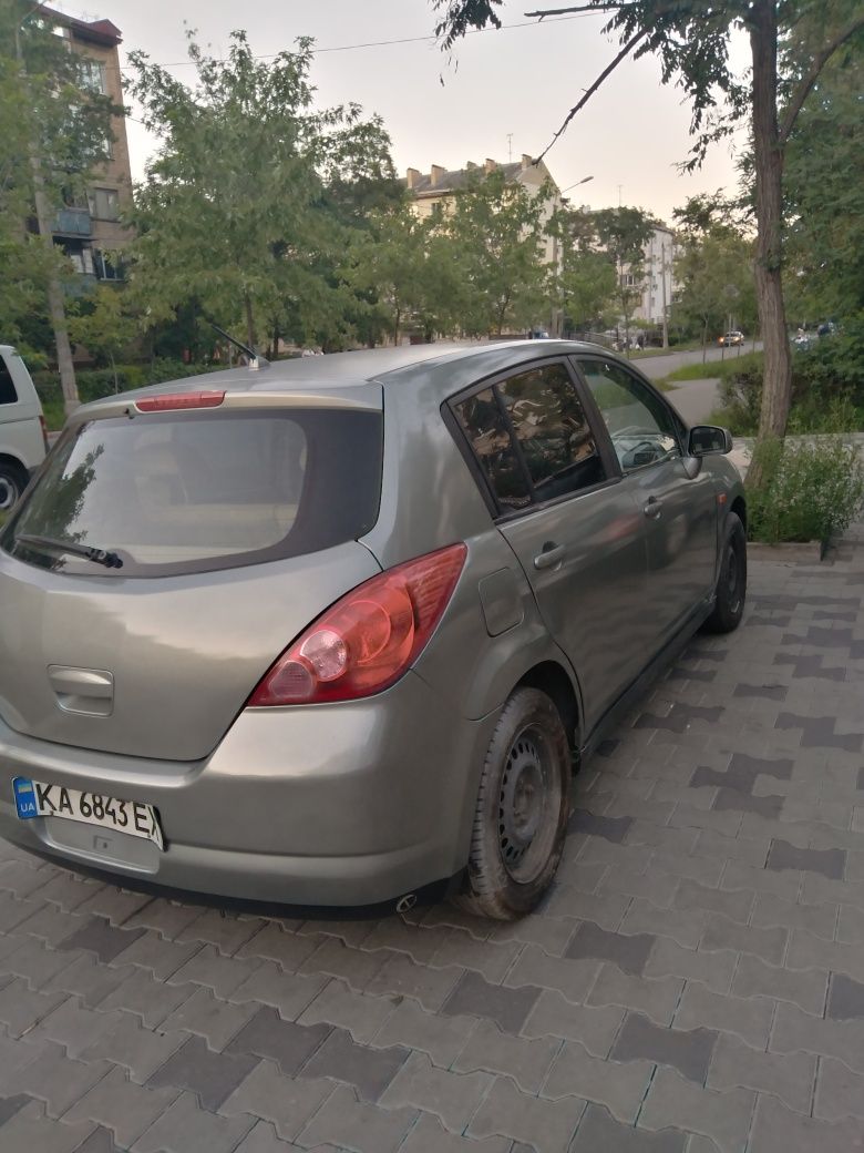 Продам Nissan Tiida автомат