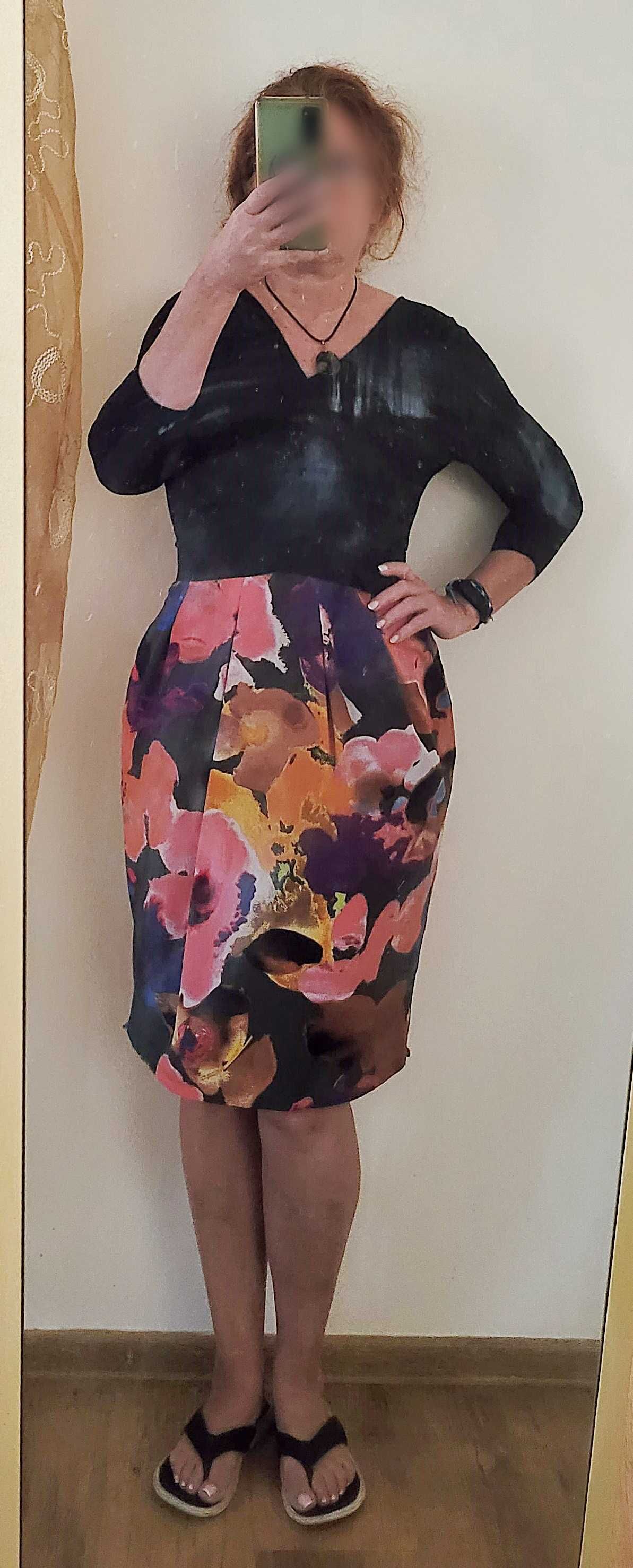 czarna sukienka z kolorową spódnicą
