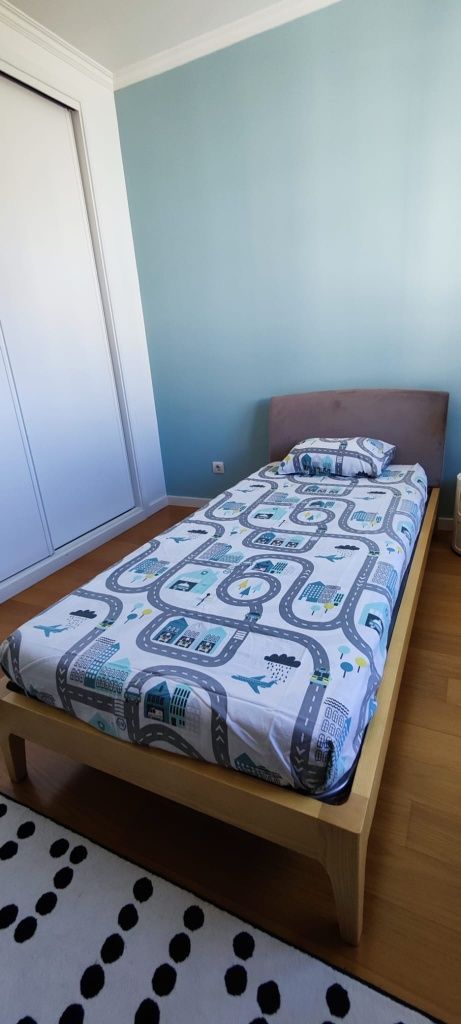 Cama criança, e estrado, cabeceira estofada veludo estutura madeira, e