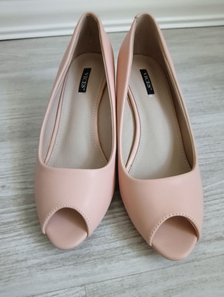 Nowe buty, czółenka na koturnie  pudrowyy róż rozm. 38  wkl. 24,5 cm